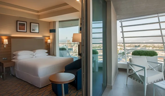 غرفة ركنية بسرير كينج بإطلالة على المدينة بشرفة، Four Points By Sheraton Izmir 4/7