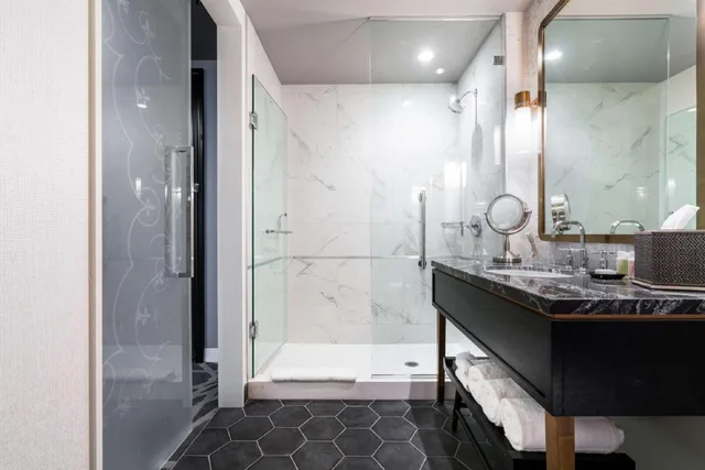جناح بسرير كينج بغرفة نوم واحدة مع أريكة، Londonhouse Chicago Curio Collection By Hilton 2/3