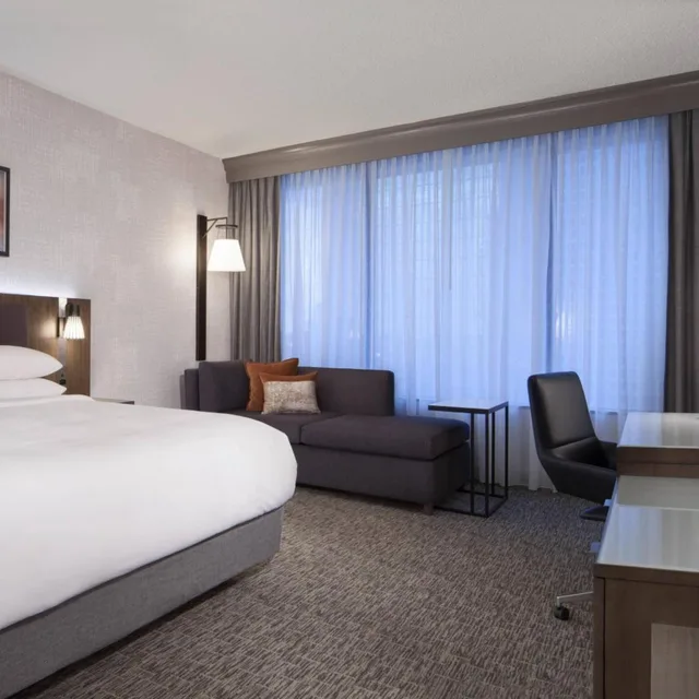 غرفة بسرير كينج بحوض استحمام لذوي الإعاقة، Dallas Marriott Downtown 5/10