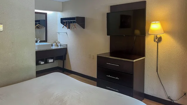 Deluxe, King Bed, Motel 6 Atlanta Smyrna / Ballpark 8/10