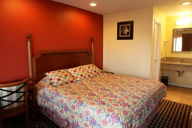 غرفة قياسية بسرير كوين، Bay Breeze Inn 4/6