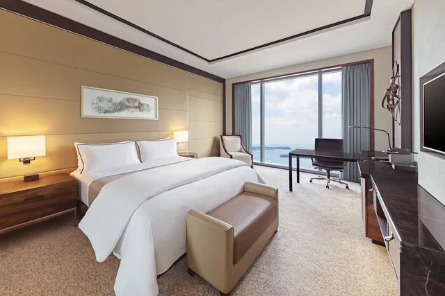 غرفة بسرير كينج مع دخول صالة النادي في طابق مرتفع، The Westin Singapore 1/7