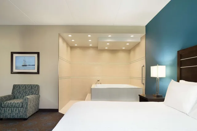 جناح استوديو بسرير كينج مع أريكة بحوض جاكوزي، Hampton Inn Suites Edgewood Aberdeen South Md 1/6