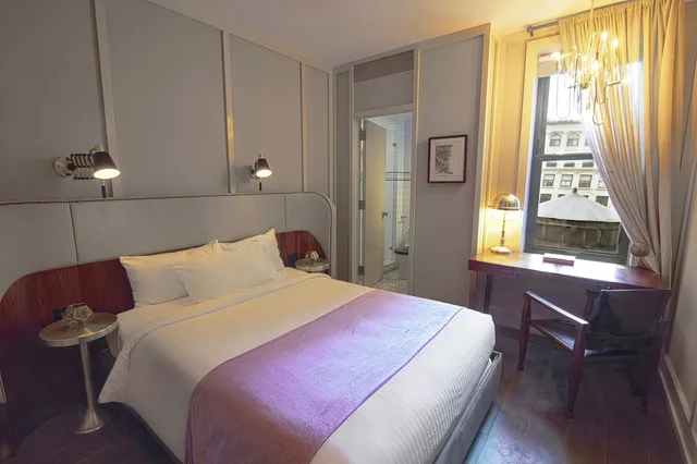 Deluxe, Queen Bed, Accessible, The Evelyn 1/7