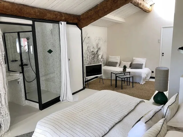 جناح عائلي بسرير مزدوج وسريرين منفصلين، Le Jardin D'emile 2/5