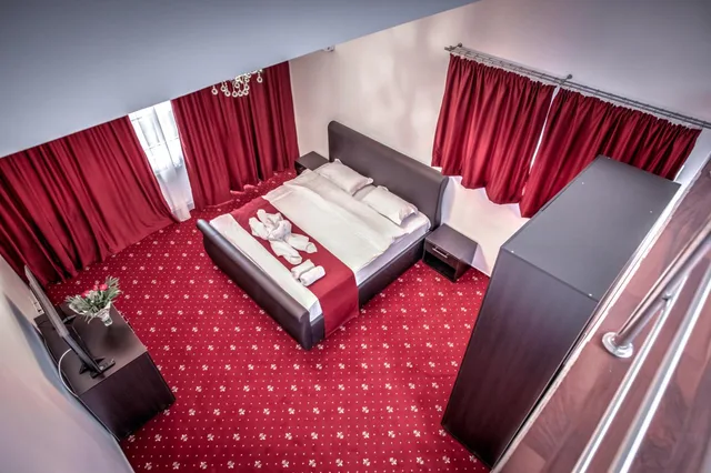 غرفة ثلاثية، Hotel Elisabeta 7/9