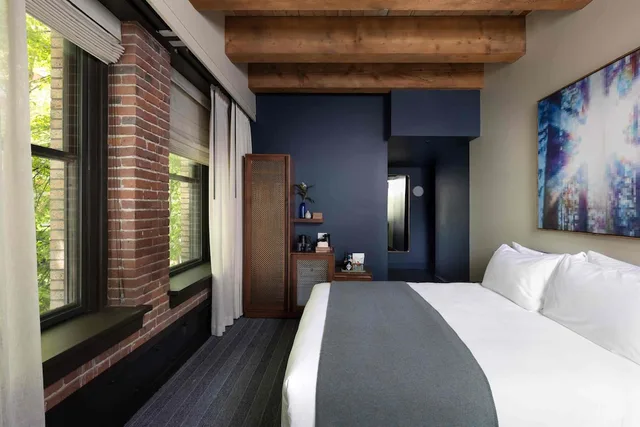 Cedar, King Bed, Corner، Populus Seattle 1/4