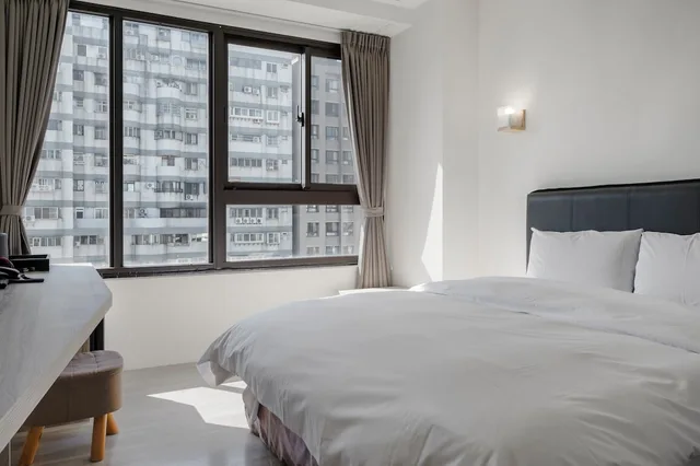 غرفة قياسية بسرير كوين، H Inn 1/10