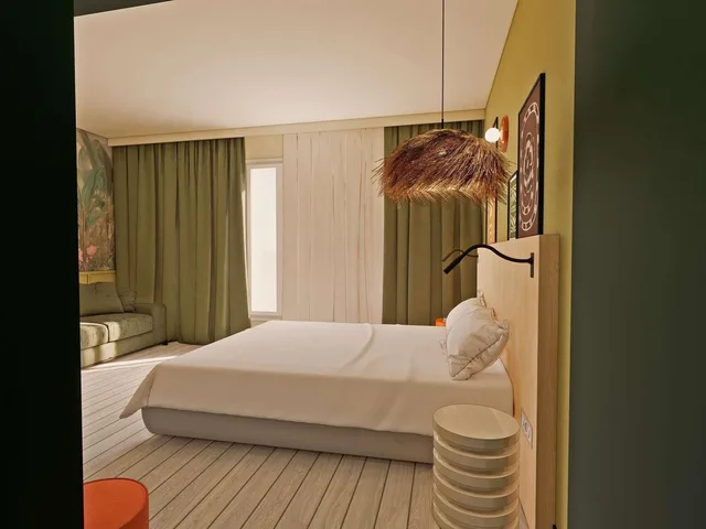 غرفة عائلية بسرير كوين بشرفة مع أريكة، Kyriad Prestige Vannes Centre Palais Des Arts 2/3