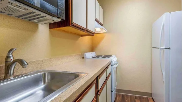1 Queen Bed - Mobil Access Tub Nsmk Kitchen، Studio 6 Extended stay Florence, KY - Meijer Dr./Cincinnati 10/10