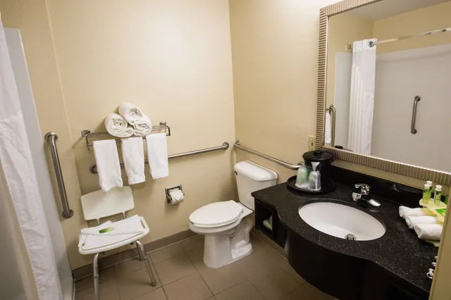 غرفة قياسية بسريرين مزدوجين لذوي الإعاقة، Holiday Inn Express Alpharetta Roswell 2/2
