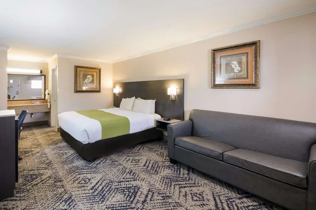 غرفة بسرير كينج مع أريكة، SureStay Hotel by Best Western Rockdale 2/4