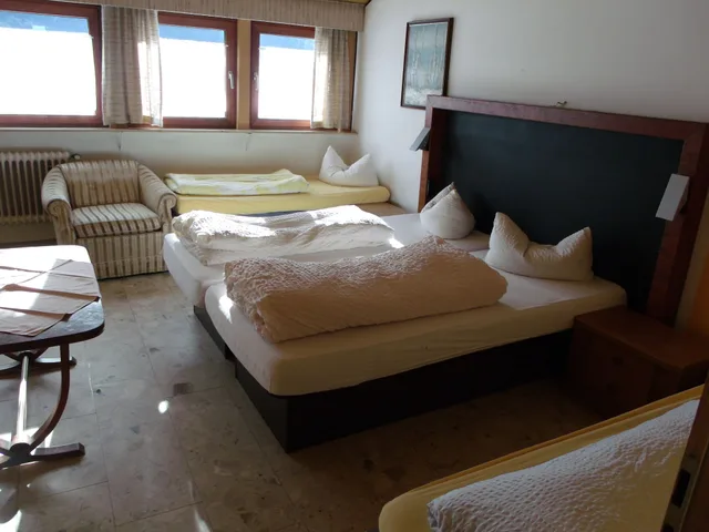 غرفة أساسية رباعية بسرير كينج مع أريكة، B+B Hotel Sonnenmatte Near Badeparadies 3/10