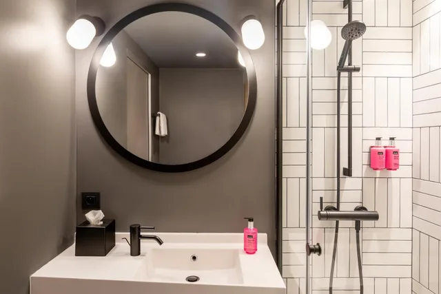 Moxy, Queen Bed, Harbour View, Corner، Moxy Bordeaux Hotel 3/3