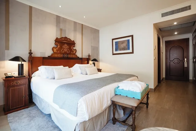 غرفة بسريرين منفصلين بشرفة، Secrets Mallorca Villamil Resort and Spa - Adults Only 1/6