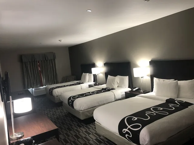 Basic, Triple, 3 Queen Beds, Catoosa Inn and Suites 2/3