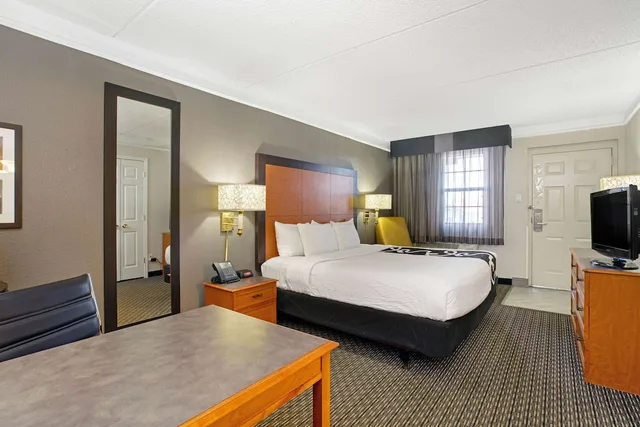 Suite, King Bed, Travelodge by Wyndham Golden/Denver 1/6