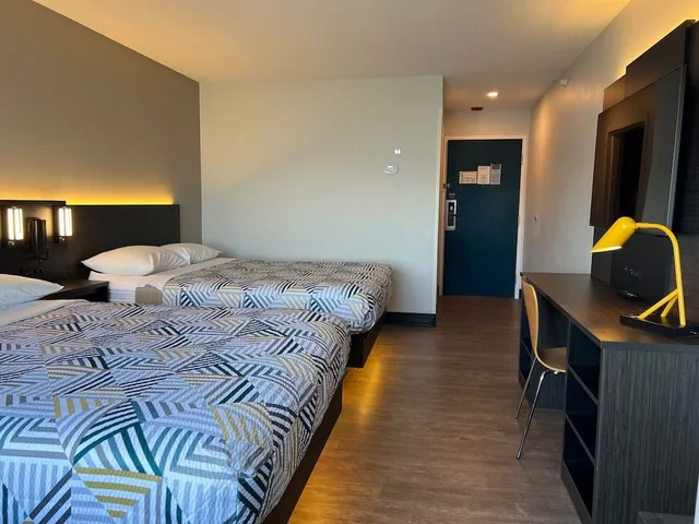 غرفة ديلوكس بسريرين كوين بحوض استحمام، Motel6 Indianapolis, IN 2/8