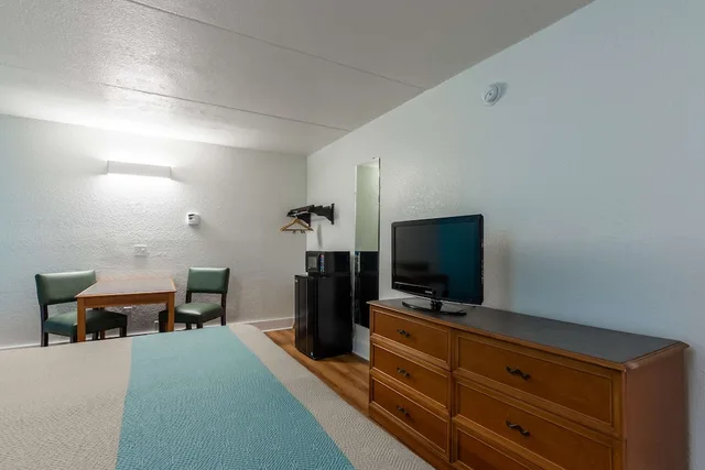 Deluxe, King Bed, Motel6 North Little Rock, AR - McCain 7/10