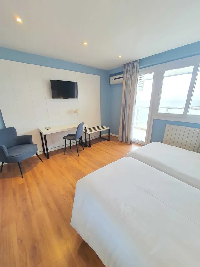 غرفة بسرير كوين بإطلالة على المسبح والبحر، La Barracuda Hotel 5/10