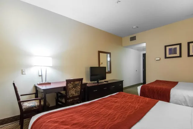 Basement, 2 Queen Beds, Comfort Inn & Suites Calgary Airport - South 5/7