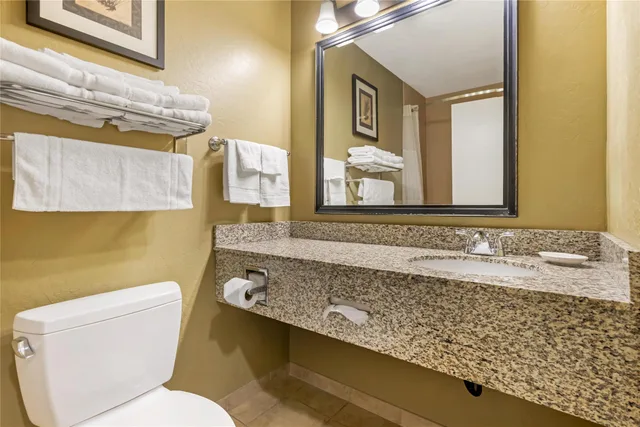 غرفة بسرير كينج مع أريكة، Best Western Plus Canyon Pines 4/5