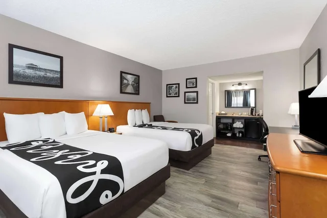Courtyard, Deluxe, 2 Queen Beds, Pool View، La Quinta Inn By Wyndham Cocoa Beach Port Canaveral 2/5