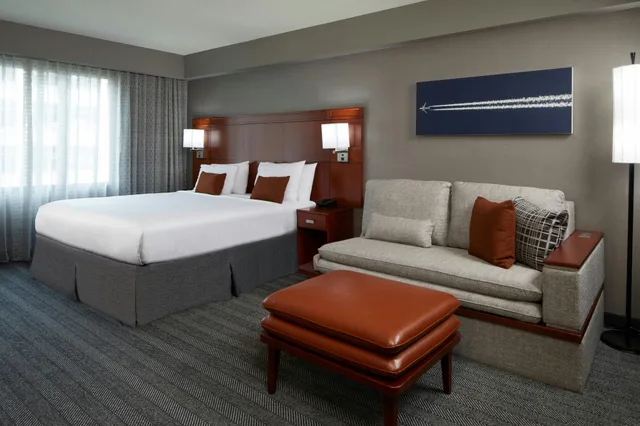 غرفة بسرير كينج، Courtyard By Marriott Los Angeles Lax Century Boulevard 4/8