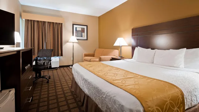 جناح بسرير كينج مع أريكة بحوض جاكوزي بمطبخ صغير، Best Western Plaza Hotel Saugatuck 1/2