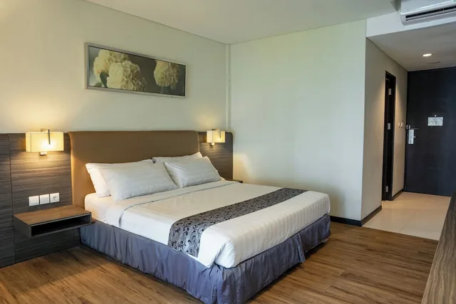 غرفة غراند ديلوكس بسرير كوين بشرفة، Estrella Hotel & Conference (ex Aston Luwuk) 1/4
