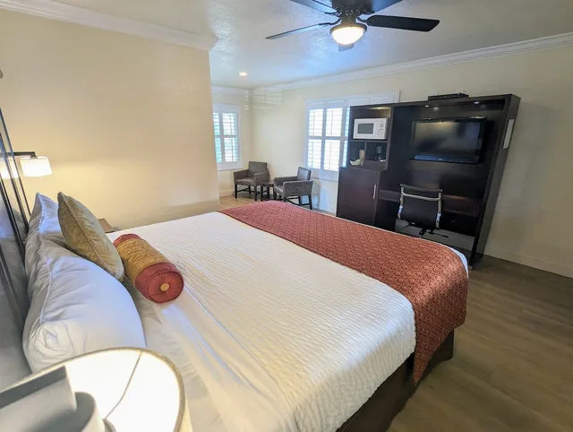 Standard, King Bed, Clarion Collection Hotel Pacific Grove - Monterey 2/4