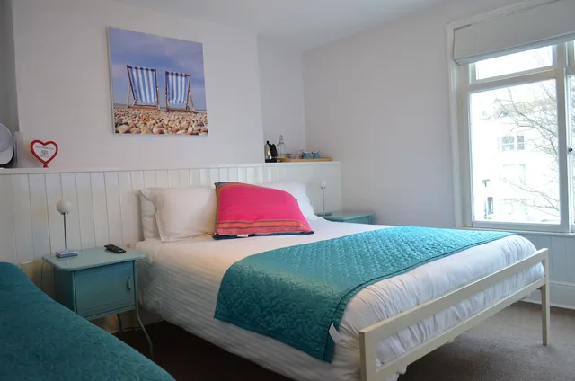Room, King Bed, Queen Bed, Large, Motel Schmotel 1/5
