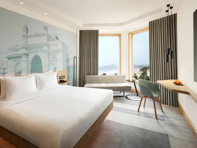 غرفة بريميير بسريرين منفصلين بإطلالة على المدينة مع دخول صالة النادي في طابق مرتفع، Novotel Mumbai Juhu Beach 2/8