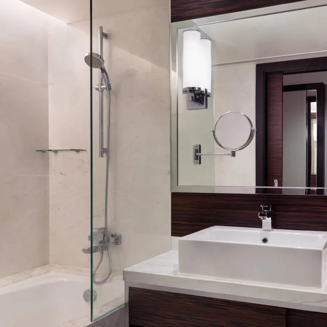 غرفة تنفيذية بسريرين مزدوجين بإطلالة على البحر مع دخول الصالة، Hong Kong Skycity Marriott Hotel 3/4