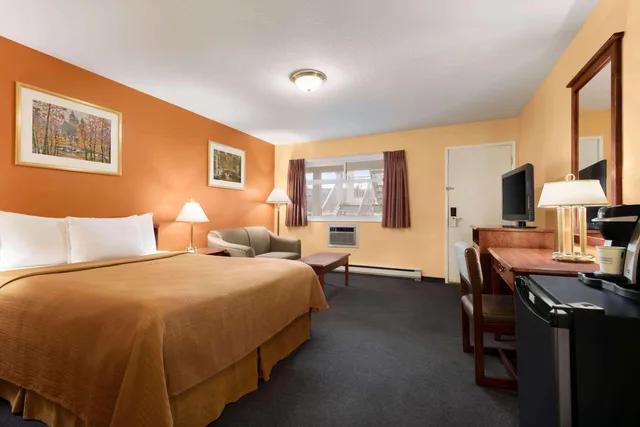 Room, Queen Bed, Travelodge by Wyndham Quesnel 1/1