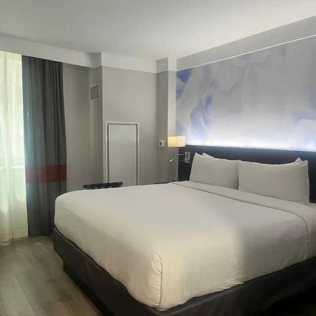 غرفة كبيرة بسرير كينج في طابق مرتفع، Four Points By Sheraton New York Downtown 1/6