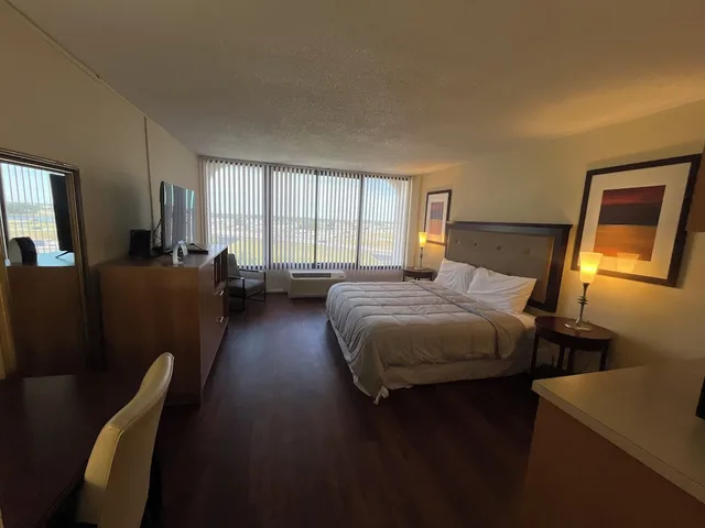 غرفة بسرير كينج لذوي الإعاقة، The View Hotel, Trademark Collection by Wyndham 1/2