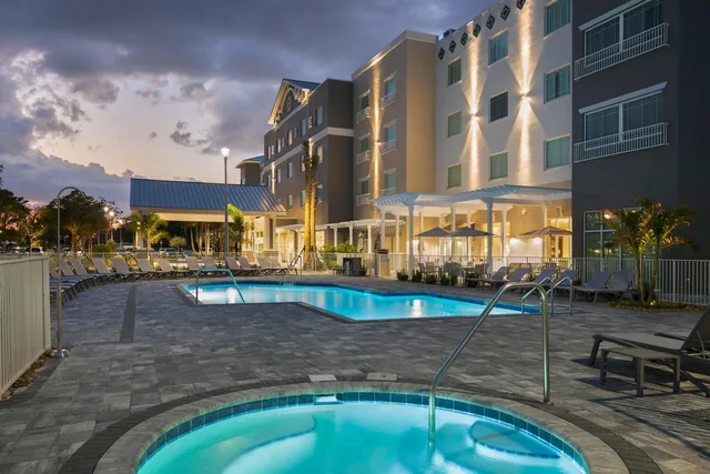 غرفة بسرير كينج وسرير كوين مع أريكة، Carlisle Inn 1/1