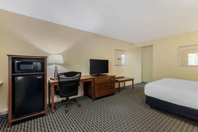 جناح بسرير كوين مع أريكة لذوي الإعاقة، Best Western Plus Brunswick Bath 2/8