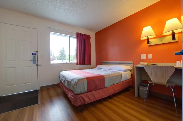 Room, Queen Bed, Smoking, Motel6 Seattle, WA - Airport 7/10