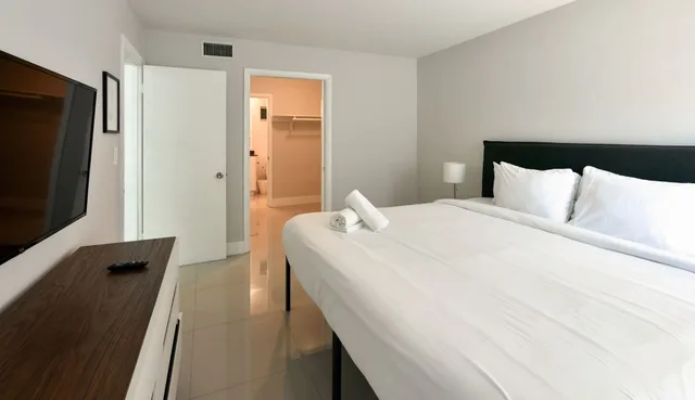 1 Bedroom, Designer, Deluxe, Apartment, King Bed, 2 Sofa، Artrageous On The River 1/10