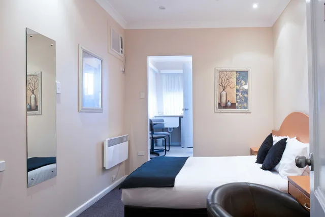 غرفة بسرير كوين، Blue Mountains Heritage Motel 1/2