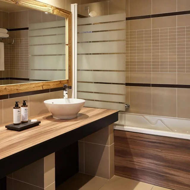 جناح بشرفة، Hotel L'arboisie 3/3