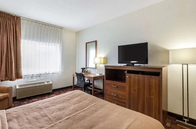 غرفة بسرير كوين، Econo Lodge Luverne I-90 6/6