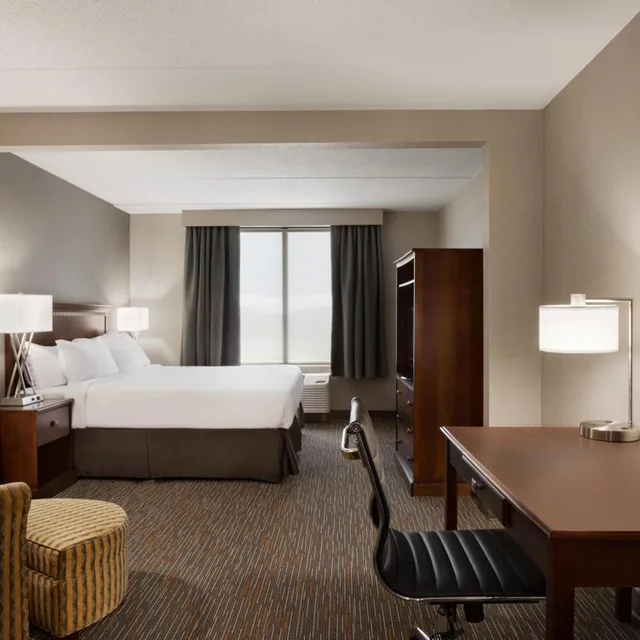 غرفة بسرير كينج بحوض استحمام لذوي الإعاقة، Wingate By Wyndham Bridgeport Wv 6/6