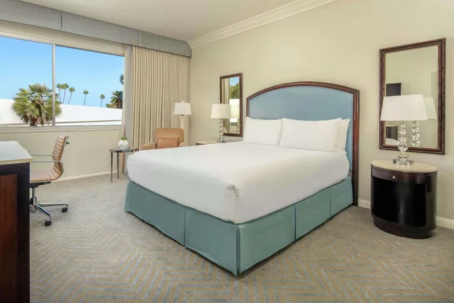 غرفة قياسية بسرير كينج، The Beverly Hilton 1/2