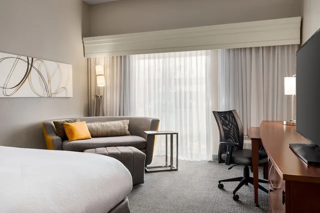 غرفة بسرير كينج بشرفة، Courtyard By Marriott Tupelo 4/10