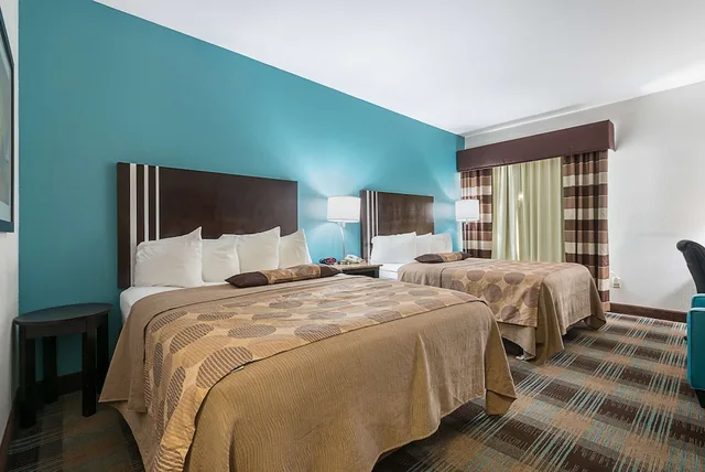 غرفة قياسية بسريرين كوين لذوي الإعاقة، Best Western Plus Deridder Inn Suites 1/7