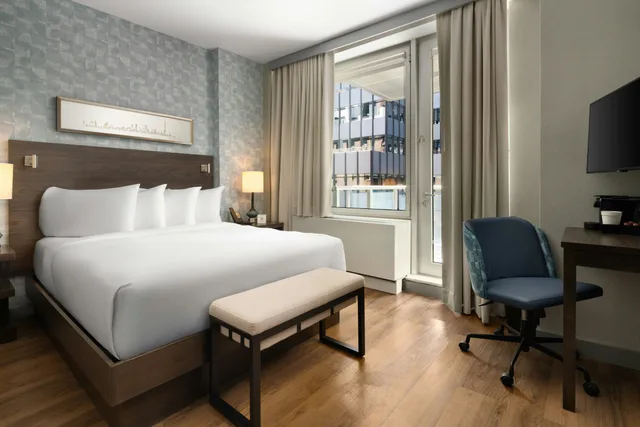 غرفة بسرير كوين بشرفة، The Bernic Hotel New York City Tapestry Collection By Hilton 1/3