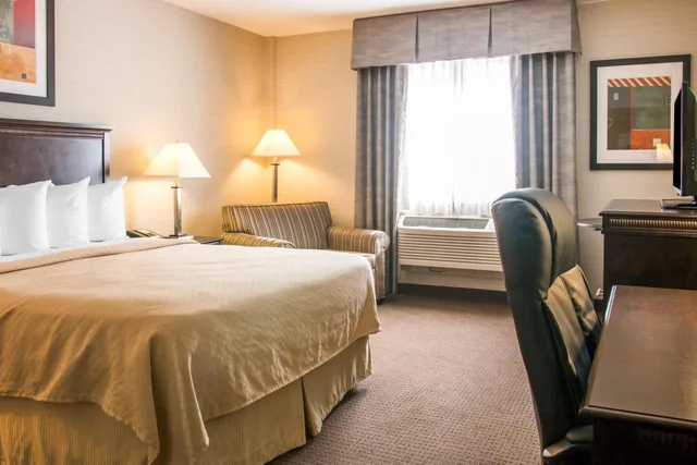 غرفة بسرير كينج، Quality Inn Suites Next To the Casino 2/3